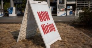 EUA geram 64 mil empregos em novembro, mas revisam dados antigos