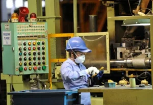 Indústria fatura mais, mas emprego recua pelo terceiro mês seguido