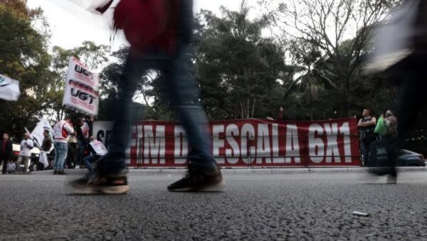Protesto em frente ao Masp. FecomércioSP defende que redução abrupta da jornada poderia elevar em até 22% o custo da hora trabalhada - (crédito: Paulo Pinto/Agência Brasil)