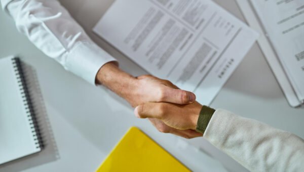 TRT-10 afasta vínculo empregatício de corretores franqueados